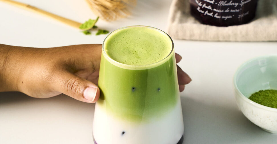 Matcha latté glacé aux bleuets Bonne Maman